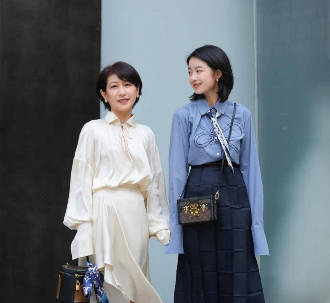 进行|60岁的女人更要穿出气质！这些姐姐的优雅穿搭，时髦高级显年轻