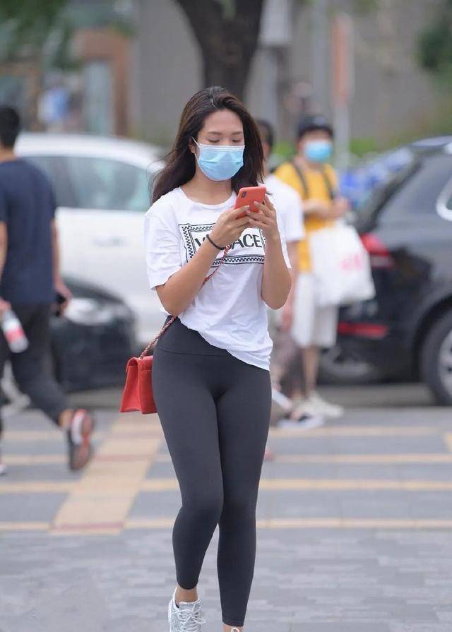 显得|高贵优雅的打底裤装扮更添清纯美感，如花美眷神采迷人，透气舒适