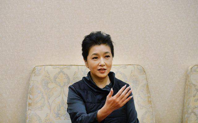 整体|53岁江珊穿得和普通人一样,气质却优雅迷人,一张天然脸真的抗老