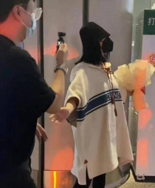 身材|谢娜二胎后首露面！宽松卫衣难掩臃肿身材，疑产子回归正式复出？