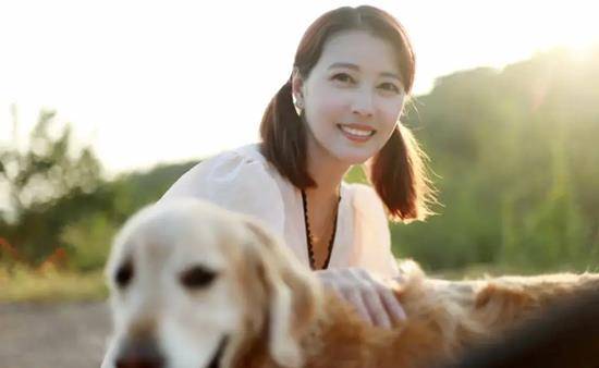 驾驭者|54岁周海媚遛狗太惊艳，公主裙配渔夫帽穿出少女感，比95后还要年轻