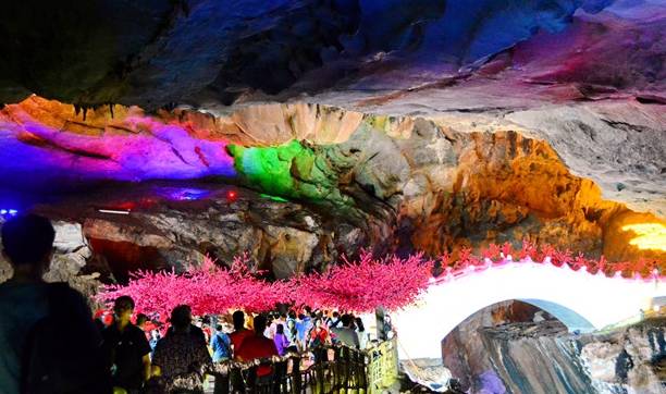 广东地下溶洞现鹊桥，引来上万游客来“牛郎织女”会