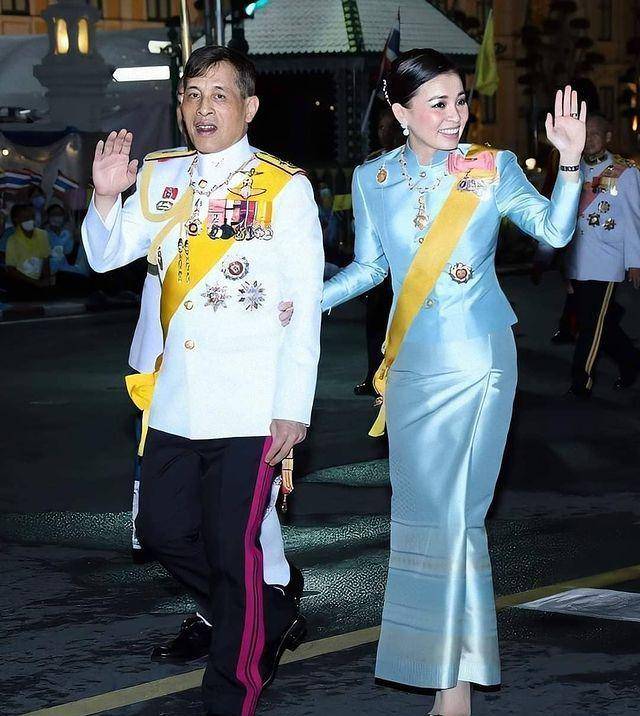 套装|苏提达王后晒Q版插画，穿蓝裙优雅端庄，经典泰式贵族气场！