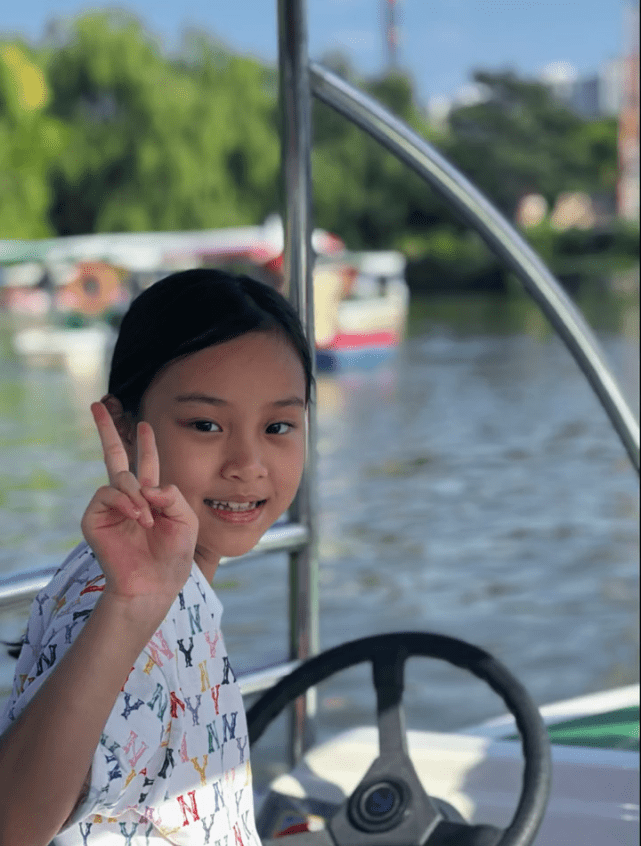 李小璐晒母女美照送惊喜 和贾乃亮用同首背景音乐 情侣裤抢镜 带着