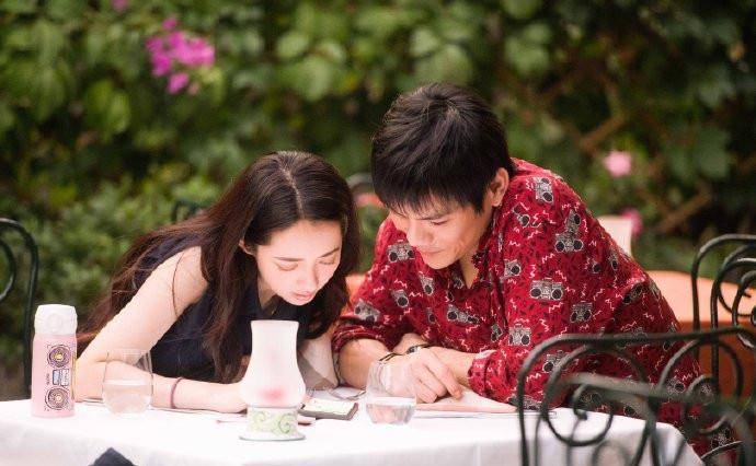向佐|郭碧婷向佐夫妇意大利蜜月旅行穿太奢侈，一个穿6千，一个穿22000