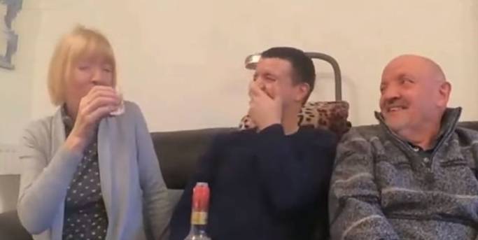 萝卜青菜|老外从中国带来白酒让老爸喝,没想到酒量不好的老妈爱上了