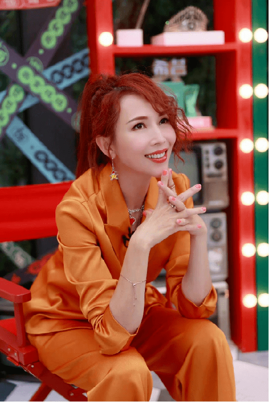 蔡少芬|蔡少芬越老越会穿，橘色西装配红马尾高级洋气，哪像阿姨辈