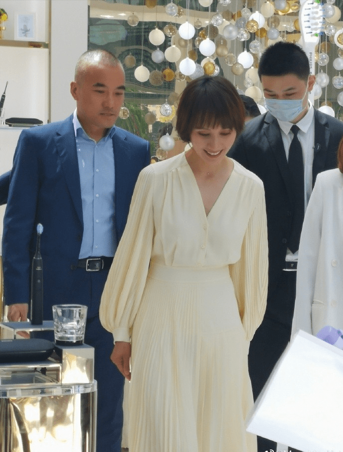 女王|王菲完美诠释“姐就是女王”,就算留短发,看着也挺优雅知性的
