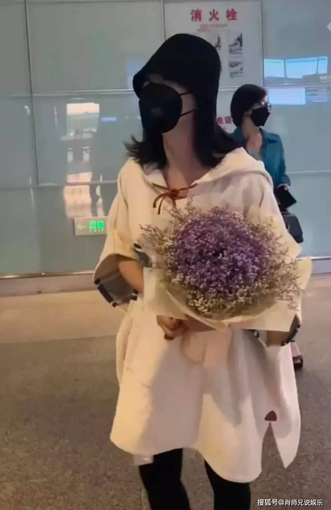 黑色|谢娜二胎后首次现身长沙机场，参与《快本》录制，赵丽颖同日抵达