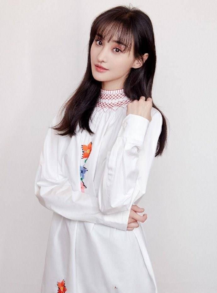 楚雨荨|郑爽终于换风格，穿16985刺绣裙少女感溢出，美成18岁“楚雨荨”