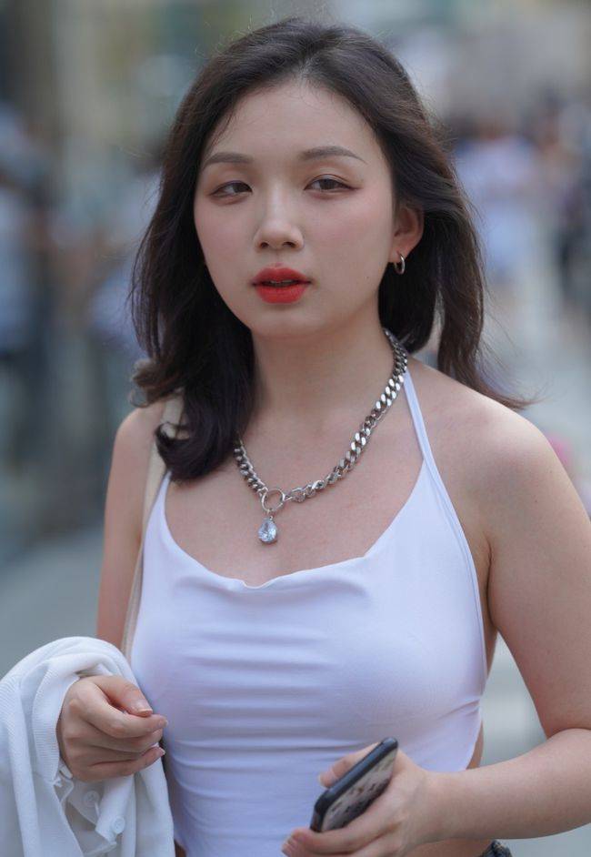 女士|吊带真的是爱美女士的“神器”,既能让造型好看,又清凉舒适!