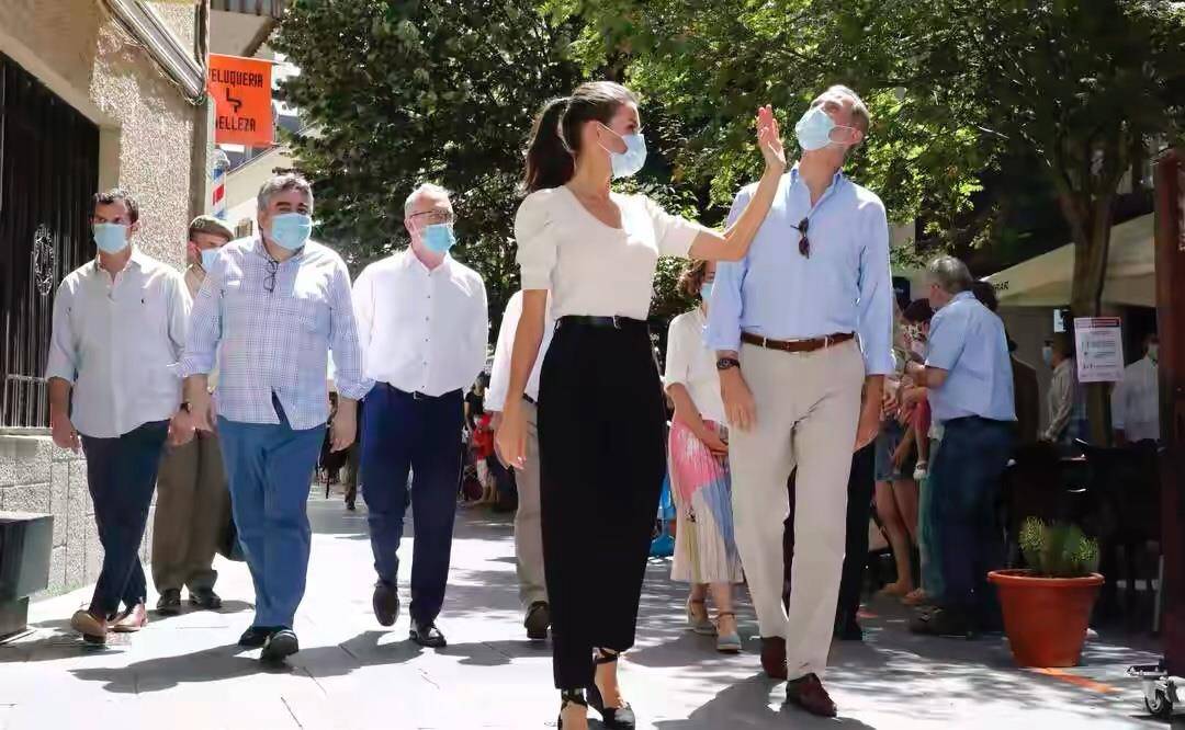 身材|西班牙王后出国访问太节俭，穿500上衣配1500凉鞋，不土反而高级
