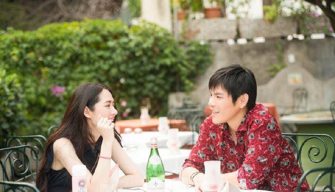 向佐|郭碧婷向佐夫妇意大利蜜月旅行穿太奢侈，一个穿6千，一个穿22000
