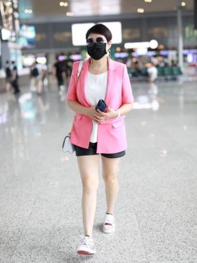 凯丽|张凯丽打扮真洋气，穿西装短裤背万元包，穿衣哪像58岁的人