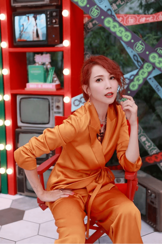 蔡少芬|蔡少芬越老越会穿，橘色西装配红马尾高级洋气，哪像阿姨辈