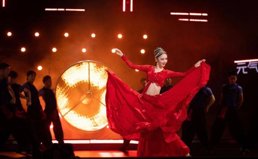 佟丽娅|佟丽娅离婚后脱胎换骨,跳舞舞姿超女团,穿红裙扎头饰变新疆美人