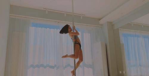 凹凸|赵奕欢这回豁出去了，宅在家穿背心短裤跳钢管舞，凹凸身材真勾人