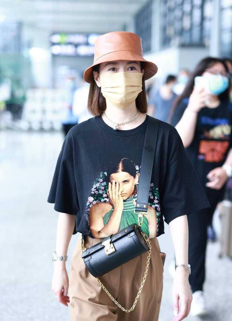 下半身|佘诗曼真是“逆生长”，穿T恤配阔腿裤走机场，哪像75年的