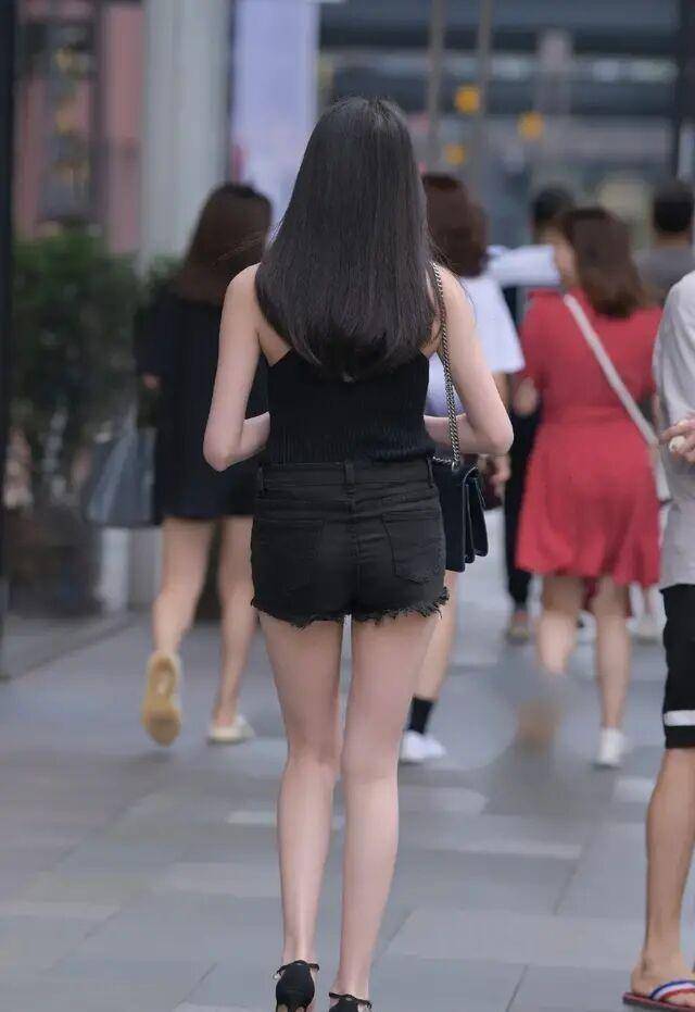 高跟鞋|黑色细跟高跟鞋搭灰色牛仔短裤,秒变大长腿,展现完美黄金比例