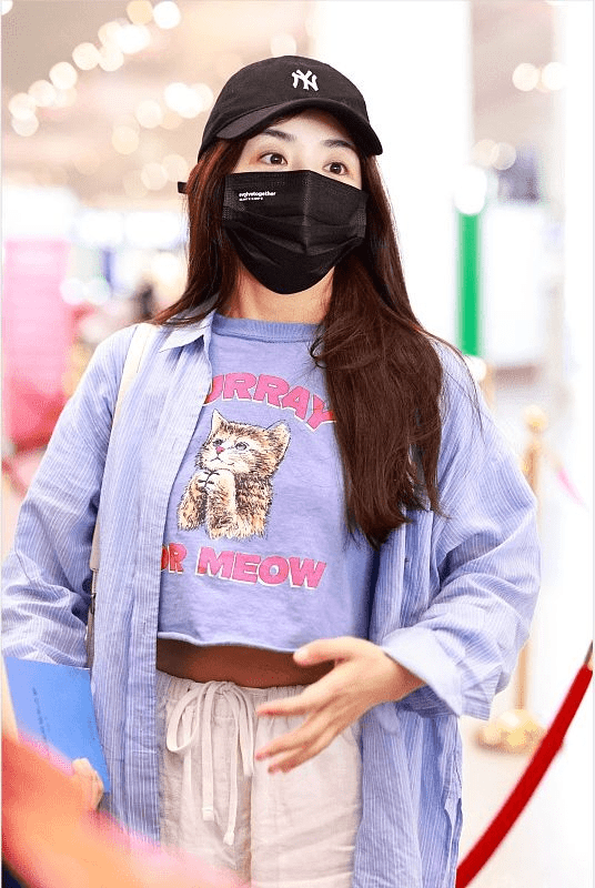 身材|32岁张含韵少女感绝了，紫色T恤配阔腿裤甜美温柔，娇俏活泼