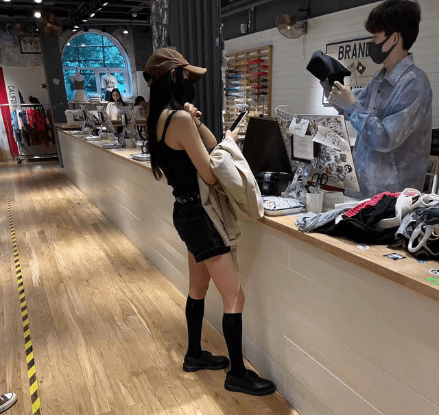 网友|杨幂逛商场买30件吊带,男收银员结账时显尴尬,网友:搞批发?