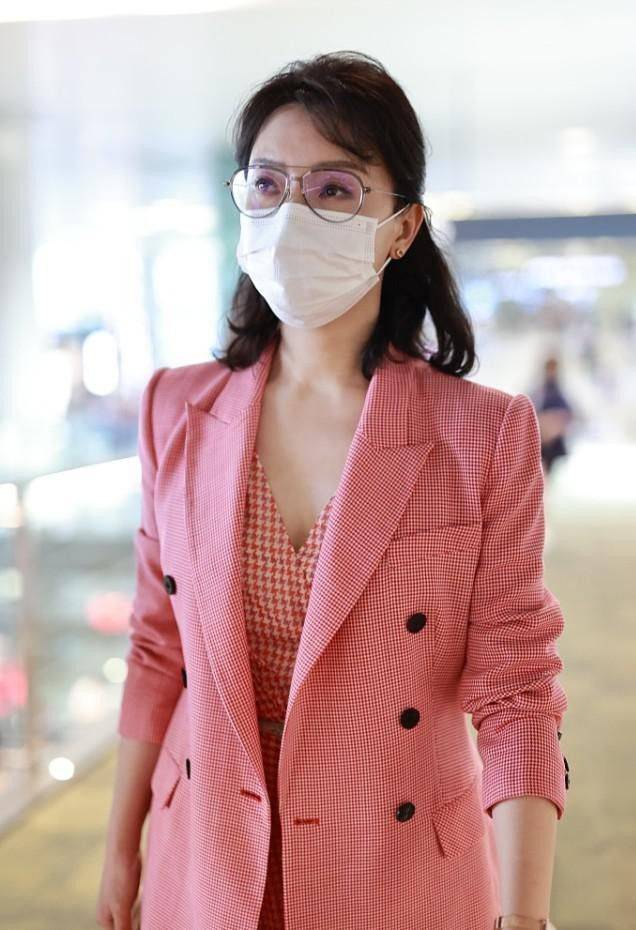 样式|陈数穿粉色都能这么霸气，“女强人”的气场可挡不住，干练又帅气