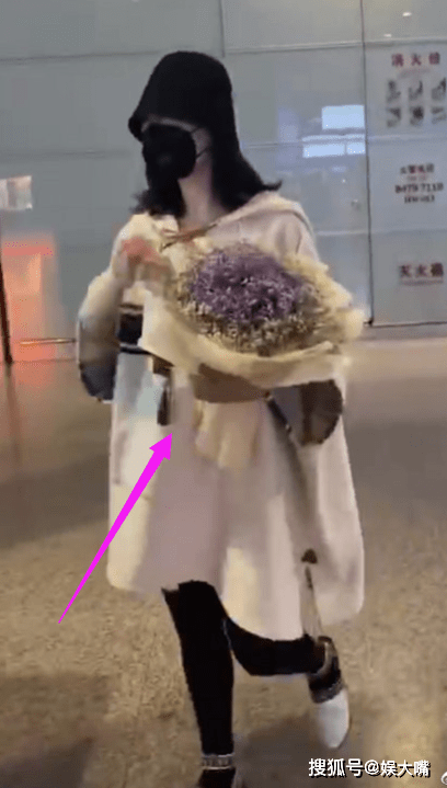 床单|谢娜生二胎后首露面，网友称肚子已平摊，将参与快本22日的录制