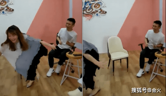 观众|康辉被女同事扑倒显局促？文静紧抓其手腕好亲密，一双白净长腿吸睛