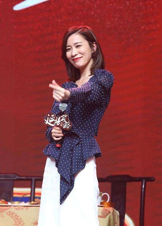 下半身|佘诗曼真是“逆生长”，穿T恤配阔腿裤走机场，哪像75年的