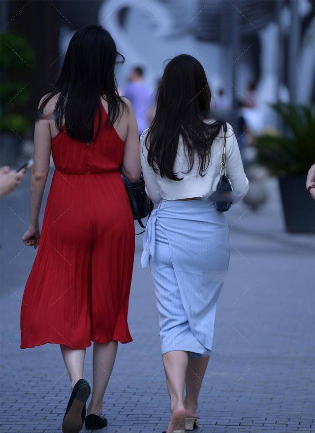 颜色|黑色细带连衣裙，精致又时尚，显得尤为动人