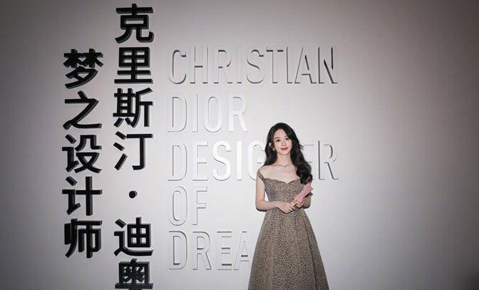 赵丽颖|赵丽颖快瘦成麻杆！穿针织直筒裤空荡荡，89斤同框女助理对比鲜明
