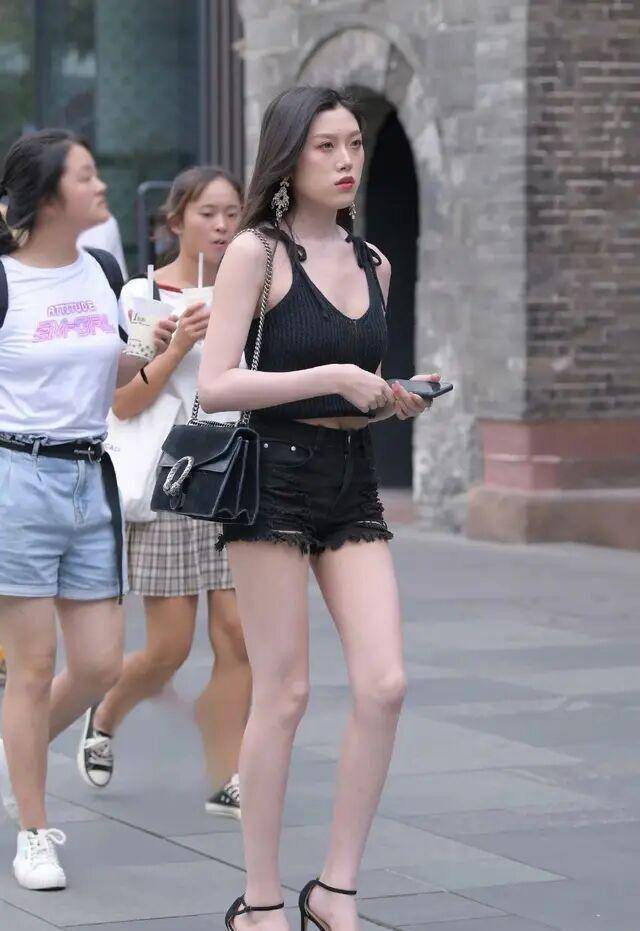 高跟鞋|黑色细跟高跟鞋搭灰色牛仔短裤,秒变大长腿,展现完美黄金比例