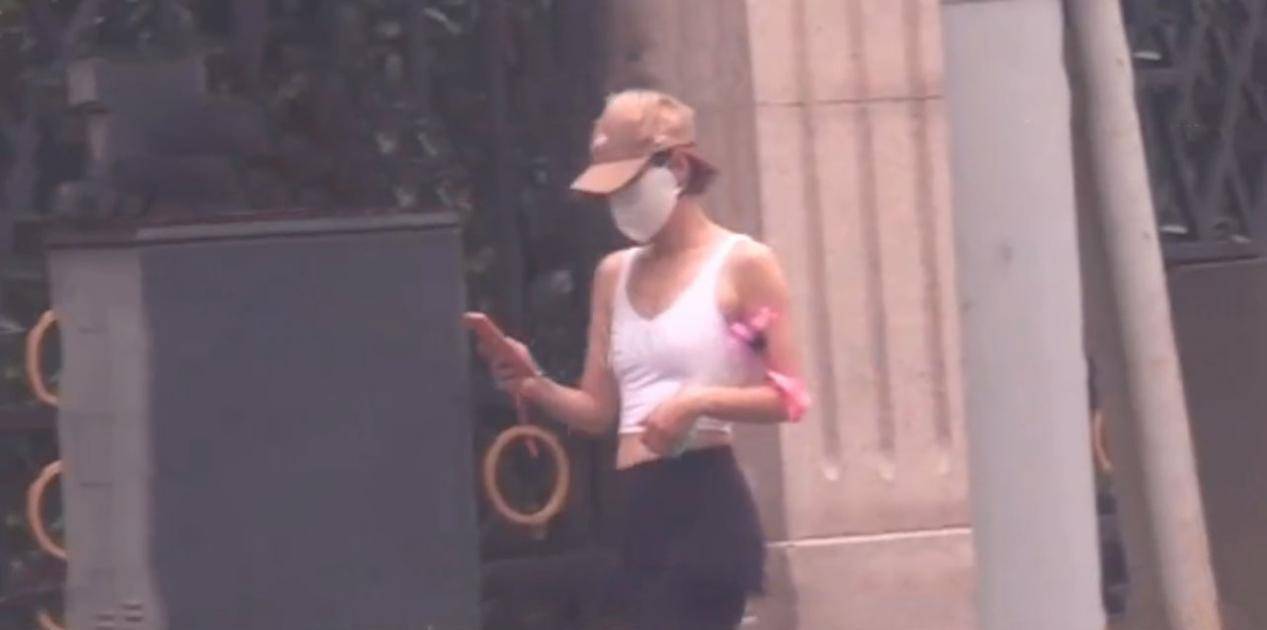 马伊琍|马伊琍罕见出街,穿运动背心肩窄背薄毫无赘肉,身材苗条哪像45岁