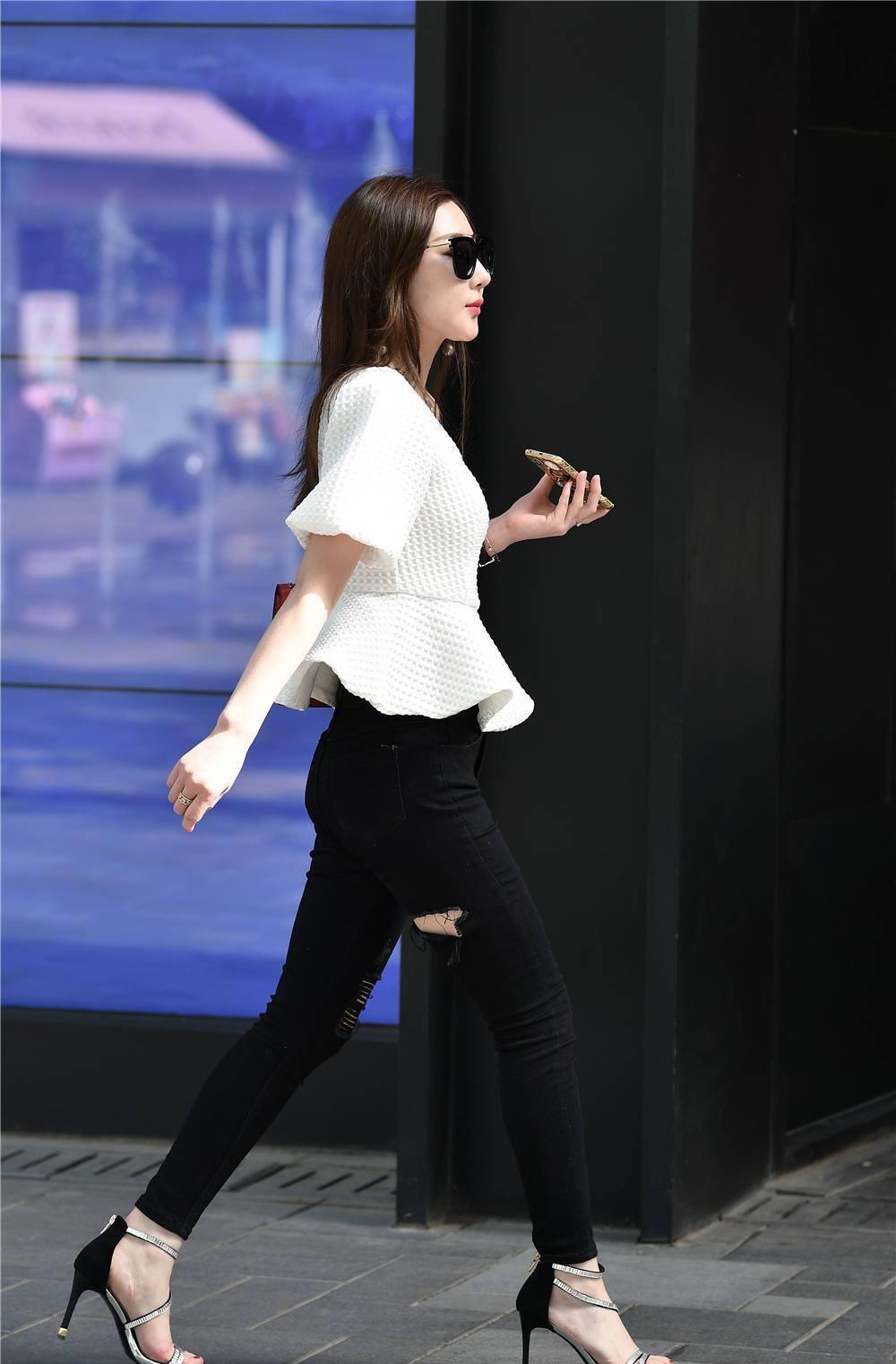 高跟鞋|黑色紧身牛仔裤,搭配细跟凉鞋,时髦百搭,还很洋气