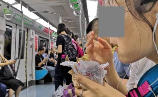 地铁不让吃东西是什么原因 e3c7a98ded934735a14b8052696390cc.jpeg