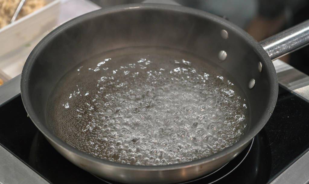 方法|煮面条,不要直接开水下锅,店老板给你支两招,面条爽滑又筋道