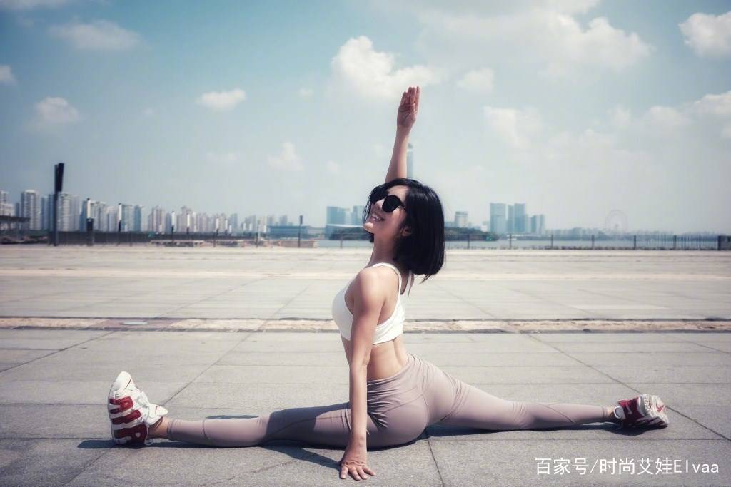 石板|赵奕欢真不怕冷，秀胃装配体操裤在小区石板跳舞，时尚身材太吸睛