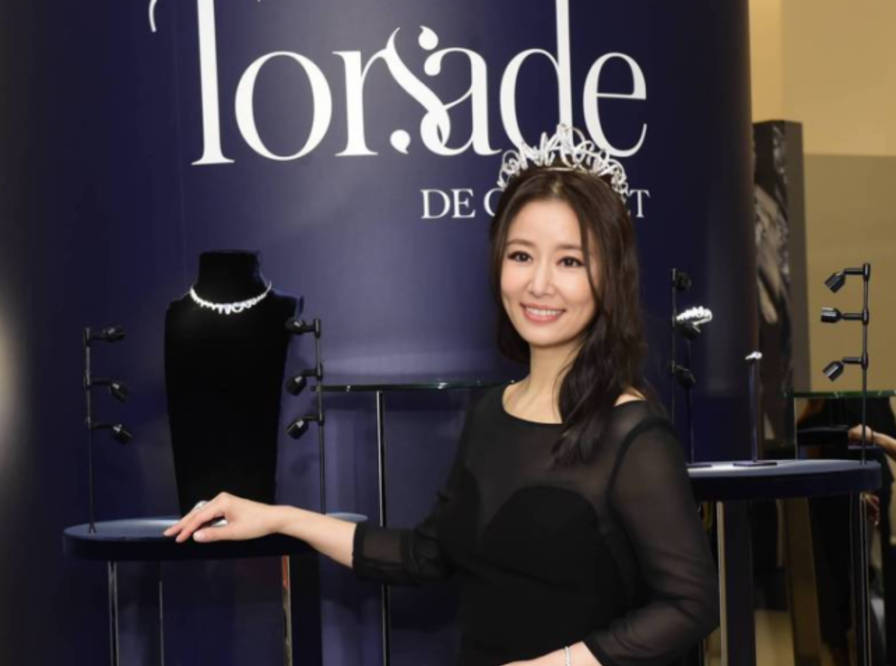 女王|林心如戴皇冠盛装复工,如贵族女王,谈结婚五年首当家庭主妇感受