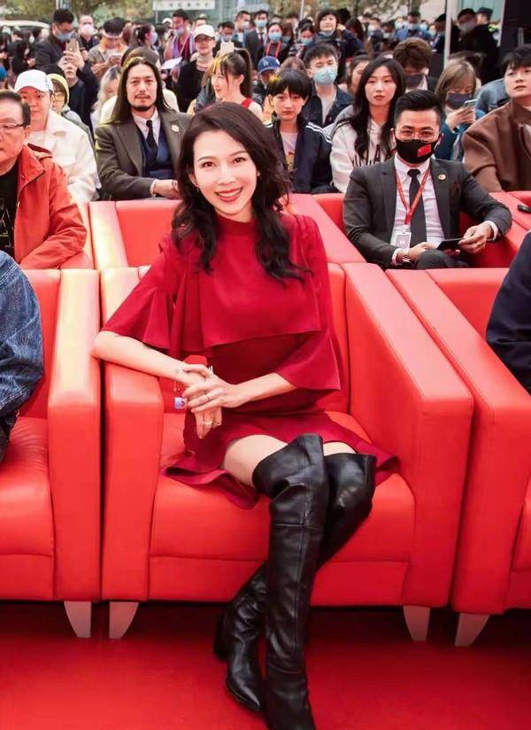 黑色|港姐蔡少芬亮相商场，穿运动套装好舒适，染满头红发像“辣妹”