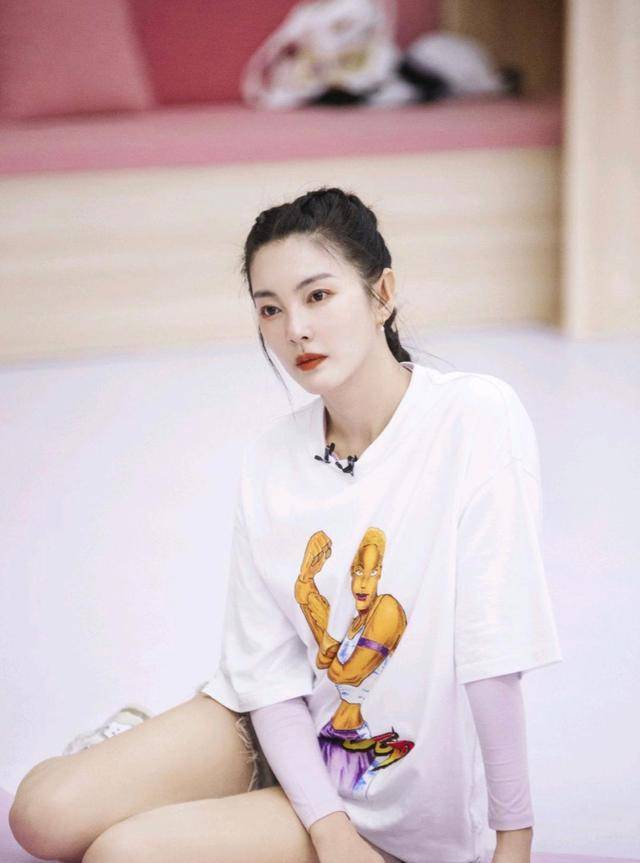 服装|张雨绮谈恋爱后变身甜妹，穿衣打扮好少女，和小八岁男友真的绝配