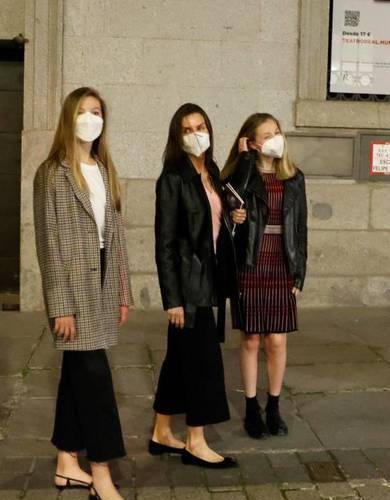 公主|莱后一家出街:母女皮衣加身酷帅有型,索妹身高超老妈有超模范