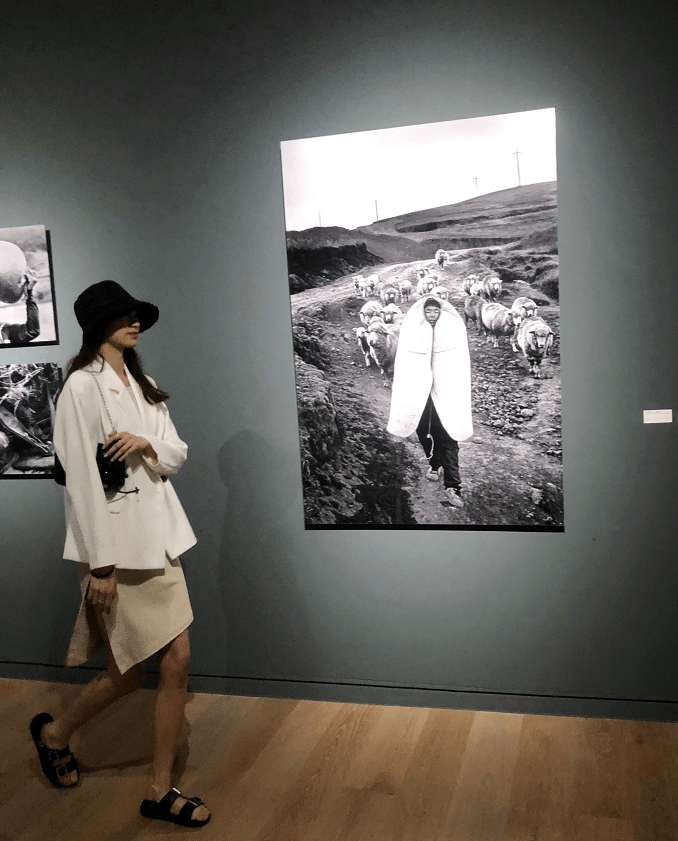 身材|杨丽萍新“接班人”挺招摇，镂空T恤不配打底穿，好在有西装遮