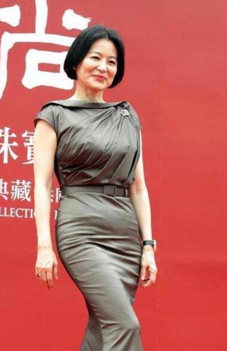 服装|林青霞太任性，皱巴巴的裙子都敢拿来穿，不仅不丑，意外雅致高级