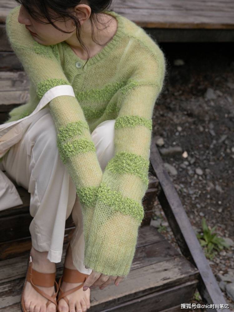 英气|连赵丽颖的机场穿搭都越来越女团，只是因为一件针织衫