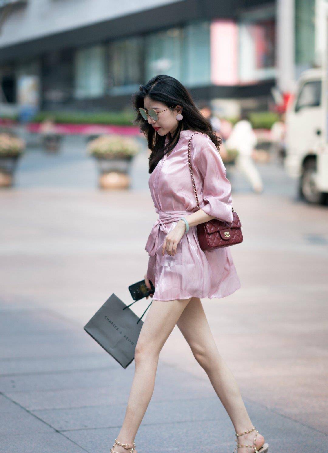身姿|丝绸衬衣裙与百褶裙大PK，谁能更彰显女性迷人身姿，显瘦还洋气