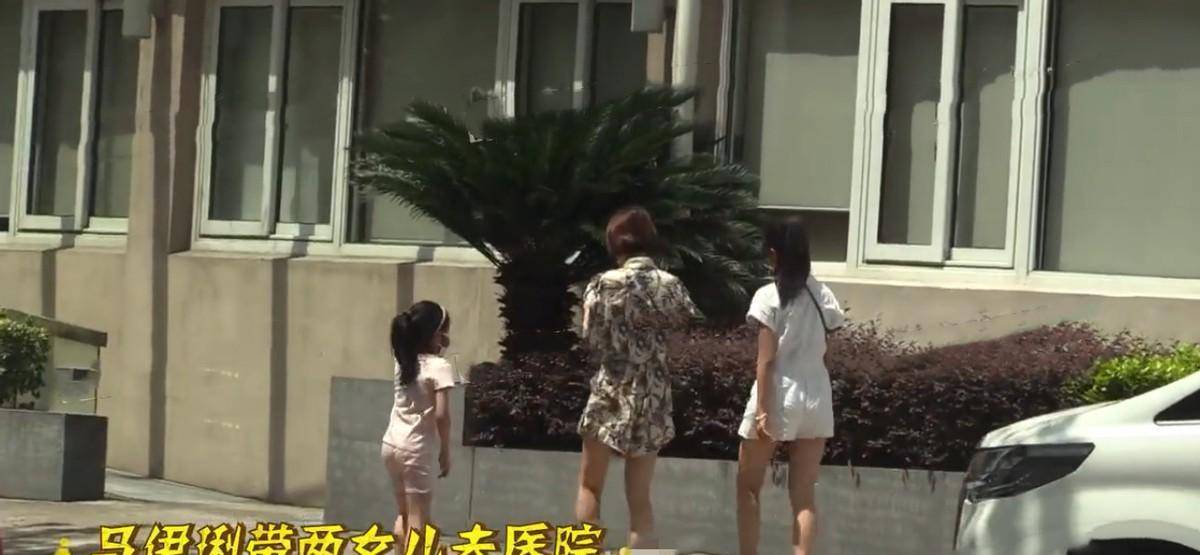 文章|马伊琍带女儿去医院！13岁爱马和妈妈一样高，妹妹沉迷斗舞好可爱
