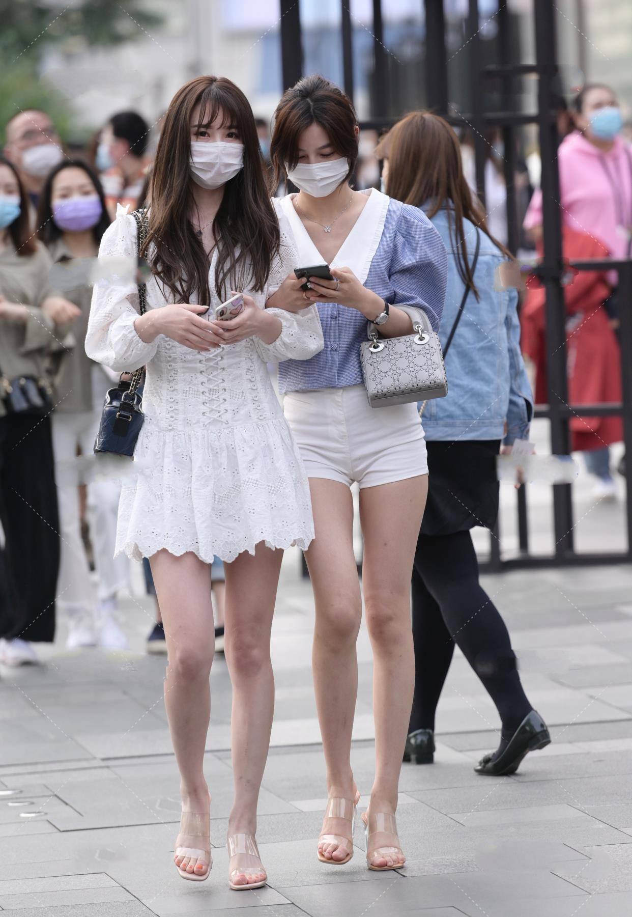 感觉|小姐妹日常出门逛街穿闺蜜装，洋溢不同的风格