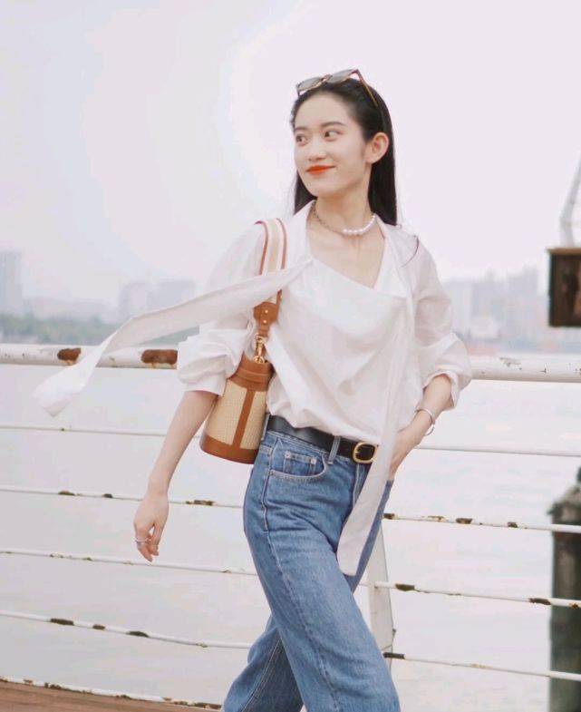 女生|秋季穿搭可以选择休闲款,简单基础的服装款式,也能诠释女性的美