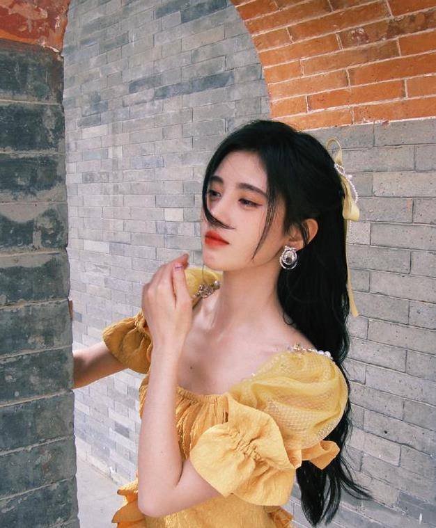 鞠婧祎|鞠婧祎穿方领裙也太美了，腿长显得有1.2米，身材比超模还要好