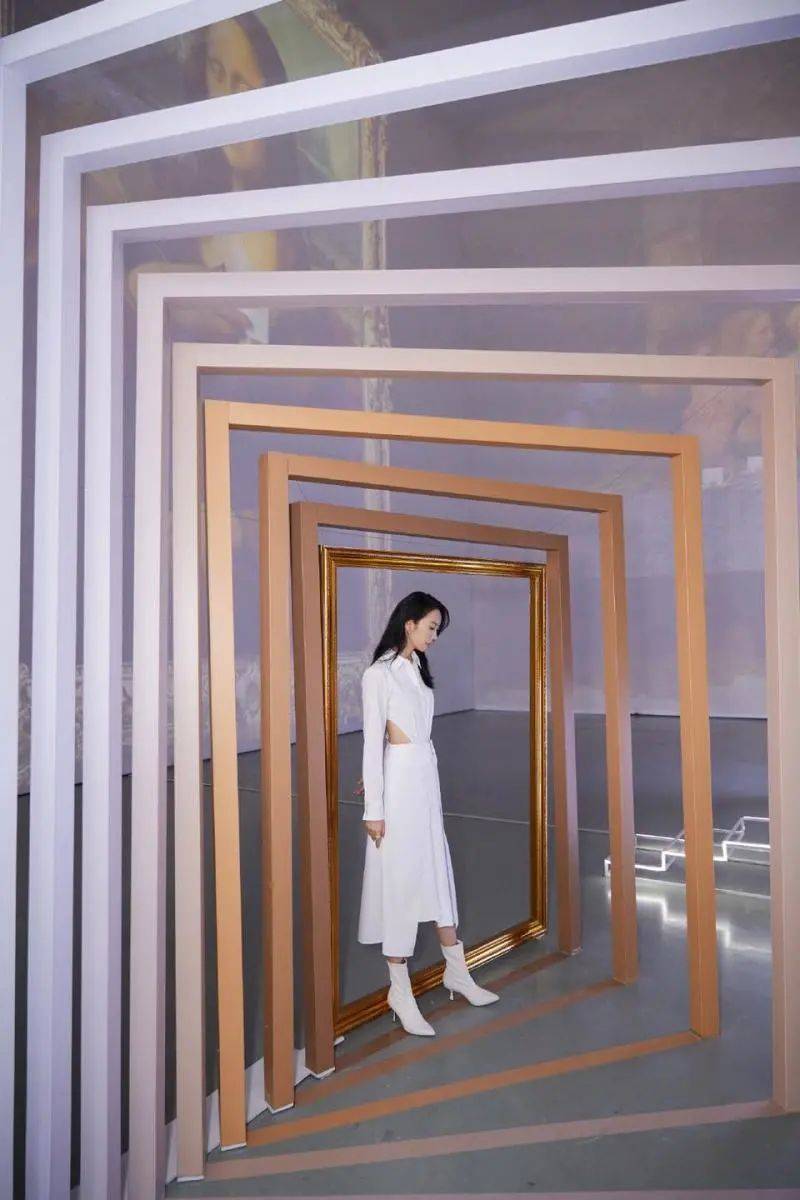 对比|《三十而已》童瑶获封为「纯白系女神」，靠洋装、西装4种技巧穿出30+时髦感
